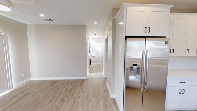 Building Photo - 4BD/2BA, Great Yard!