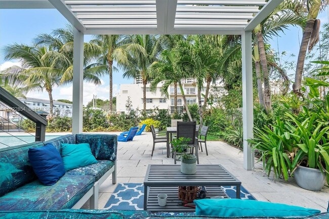 Building Photo - 1361 NE 104th St