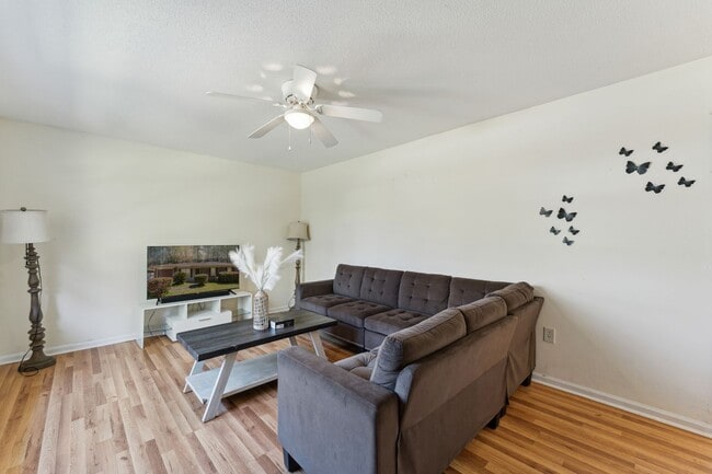 Building Photo - AVAILABLE NOW! (Pet Friendly)