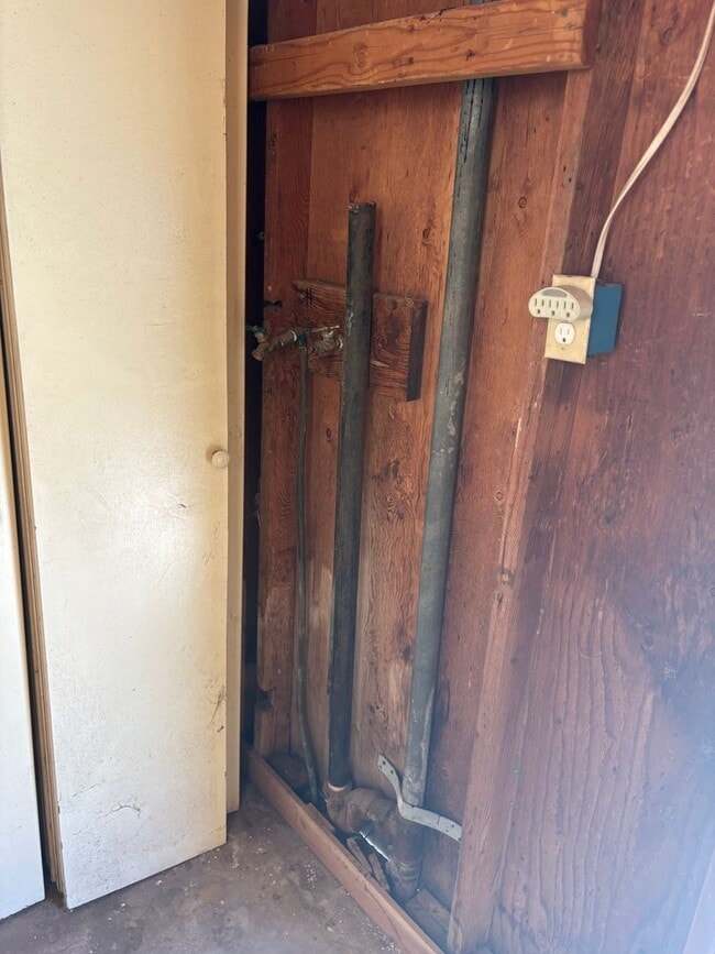 Building Photo - Classic Eastside 3/2 SFR