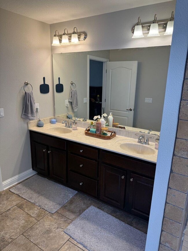 Building Photo - 3070 Crown Creek Cir