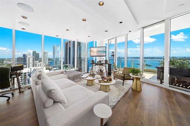 Primary Photo - 2020 N Bayshore Dr