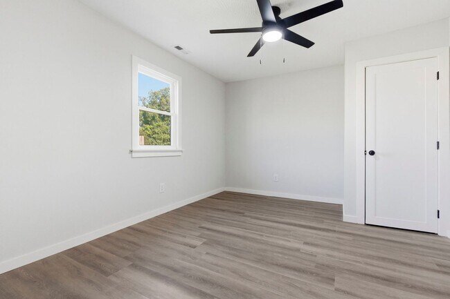 Building Photo - 3 bed 2 bath rental home