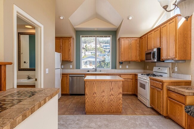 Building Photo - Well maintained 2 bedroom home