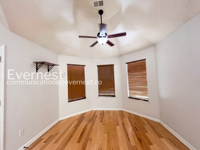 Building Photo - 3 Bed/1.5 Bath Home with Fenced Yard & Garage / Vouchers Accepted / Available Now!