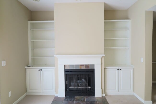 Building Photo - Discover easy living at Forest Heights 2b/2ba Townhome!