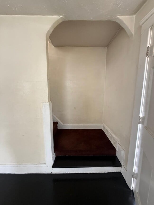 Building Photo - 1485 E 172