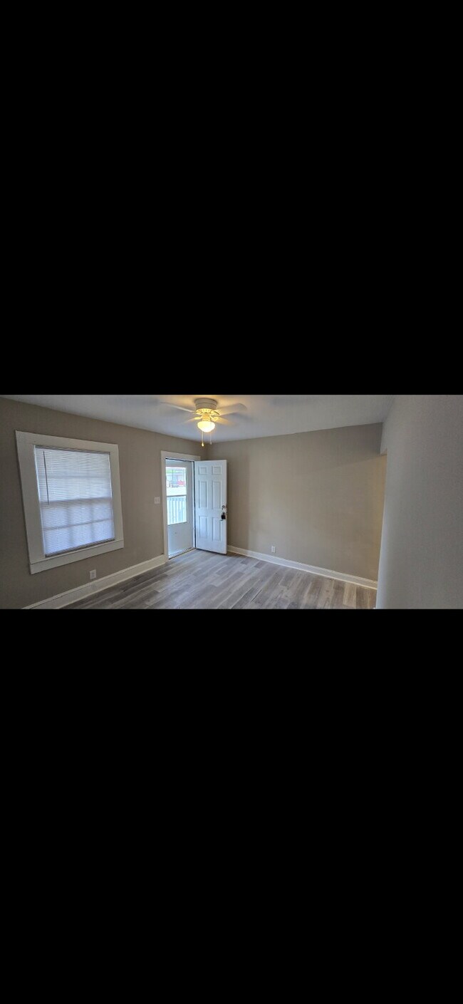 Building Photo - "Charming 2-Bed Duplex Retreat in Greenvil...