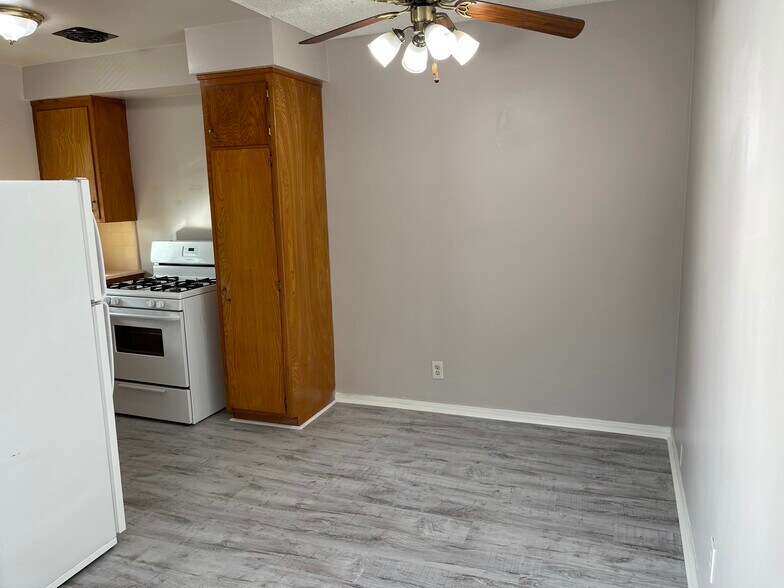 Dining Room - 2328 N Beachwood Dr