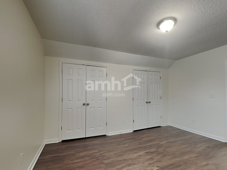 Building Photo - 215 Creekview Dr