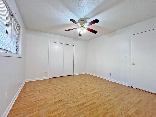 Building Photo - 2946 N Dekalb Dr