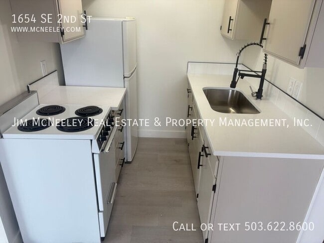 Building Photo - 1654 SE 2nd St