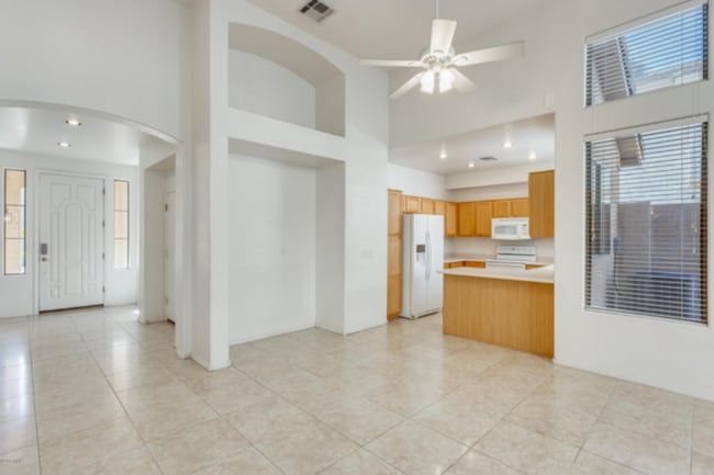 Building Photo - AVAILABLE NOW: Gorgeous 3 Bedroom 2 Bathro...