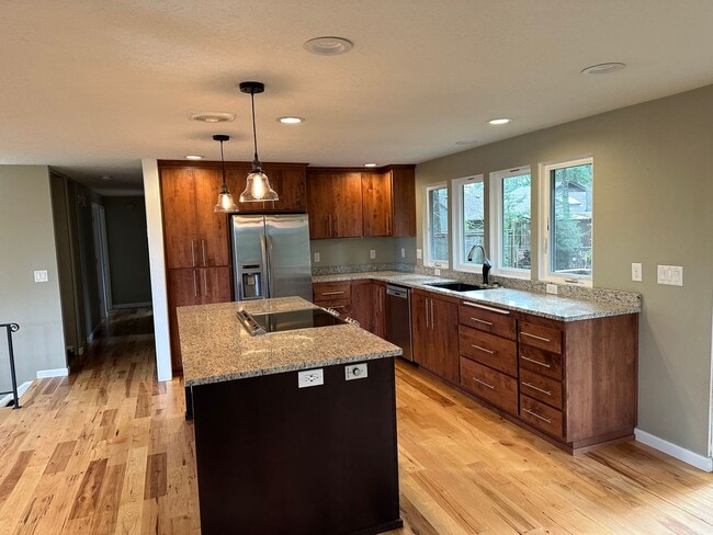 Building Photo - Beautifully updated 4 bedroom 2 bathroom h...