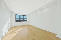 Building Photo - 460 E 79th St