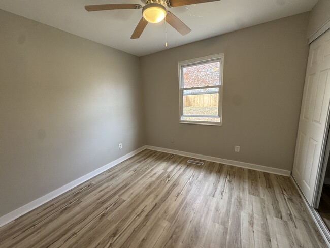 Building Photo - 2205 Versailles Dr