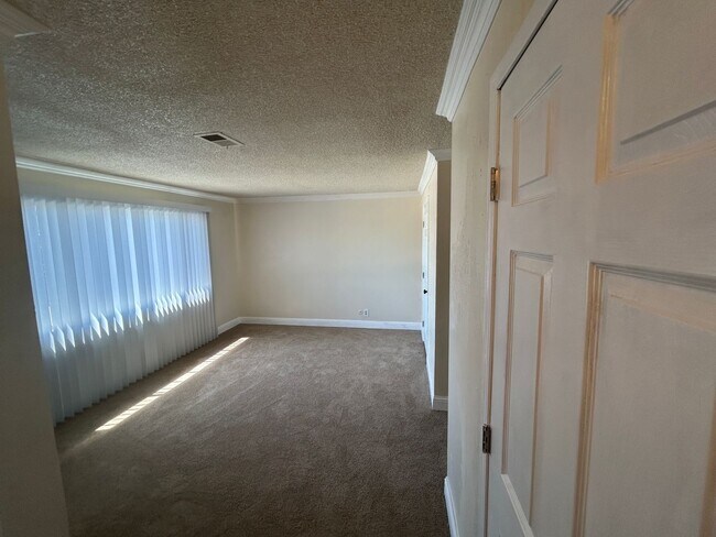 Building Photo - Spacious, open and updated 1 bedroom 1 bat...