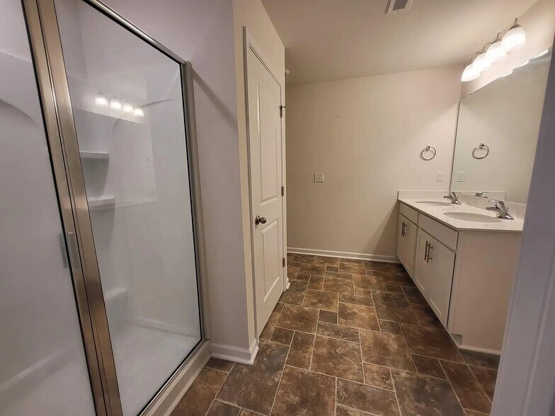Building Photo - Room in Townhome on Guildford Hill Ln