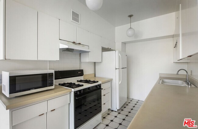 Building Photo - 4455 Los Feliz Blvd
