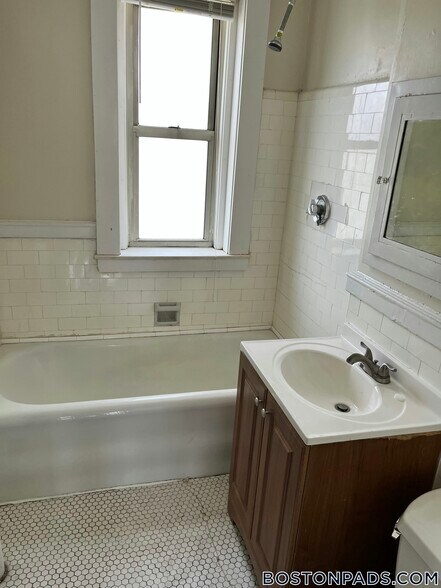 Building Photo - 92 Maple St