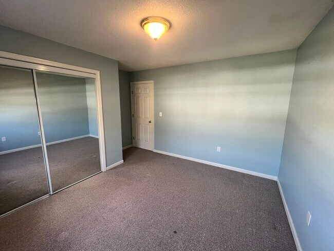 Building Photo - Beautiful Two Bedroom, Two Bath Condo in Ludlow. Available Now!