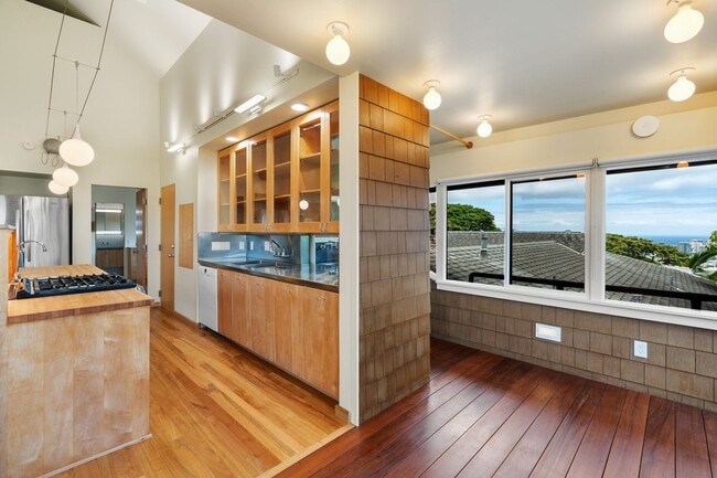 Building Photo - Lovely 2/2 Makiki Heights Home - Utilities...
