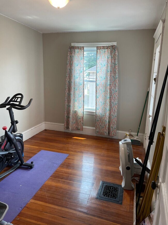 Building Photo - Huge 4 bed 3 bath Bi level unit near the Red Line and Commuter Rail in Quincy!