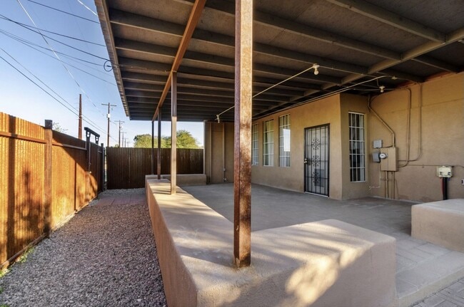 Building Photo - 941 E Edison St