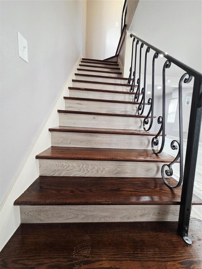 Building Photo - 2720 N Lyons Dr