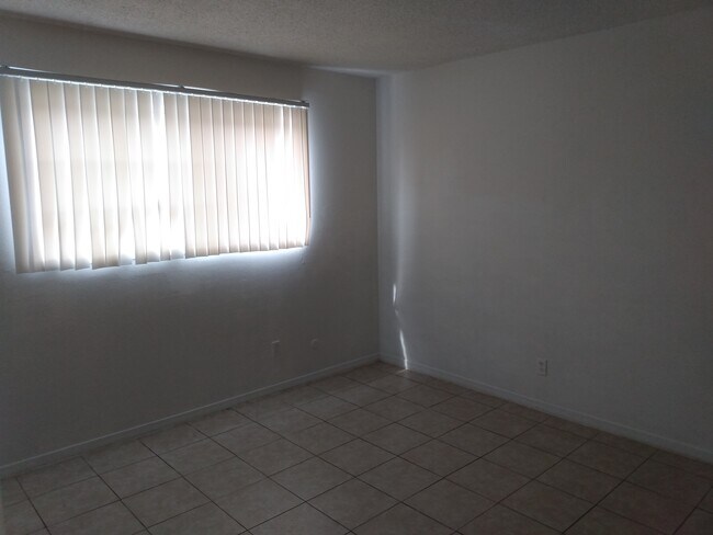Building Photo - 3720 E Clay Ave