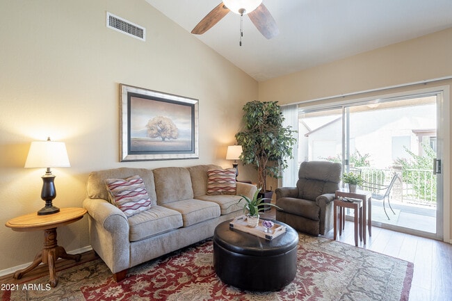 Building Photo - 1802 E Peach Tree Dr