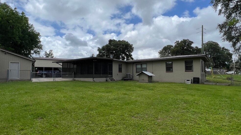 Building Photo - 5702 Cedar Forest Dr S