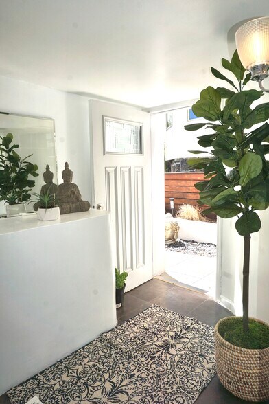 Entry Foyer - 957 Boulevard E