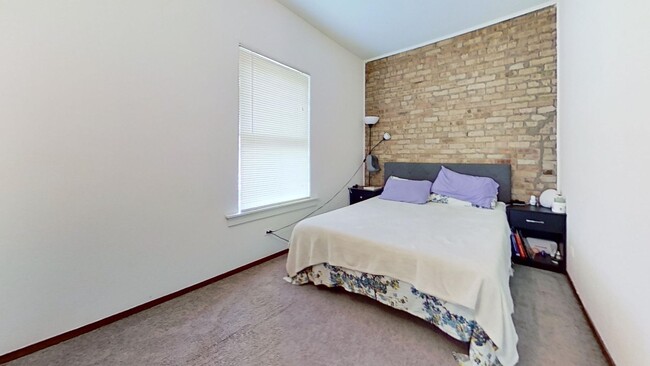 Building Photo - Raised First Floor East Lakeview One Bedroom