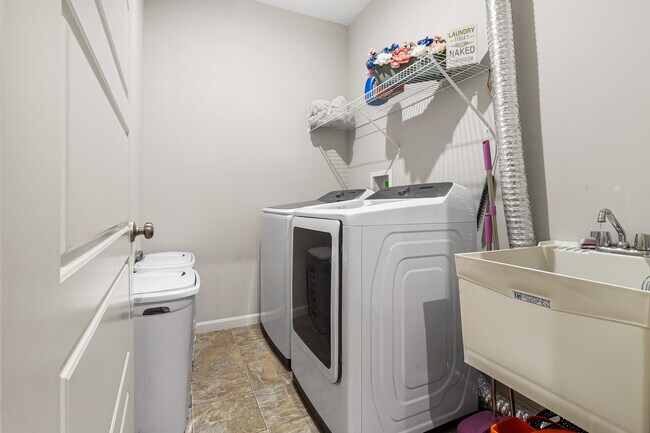 Building Photo - 624 Morven Park Dr