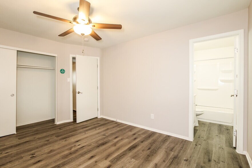 Building Photo - 5539 N 31st Dr
