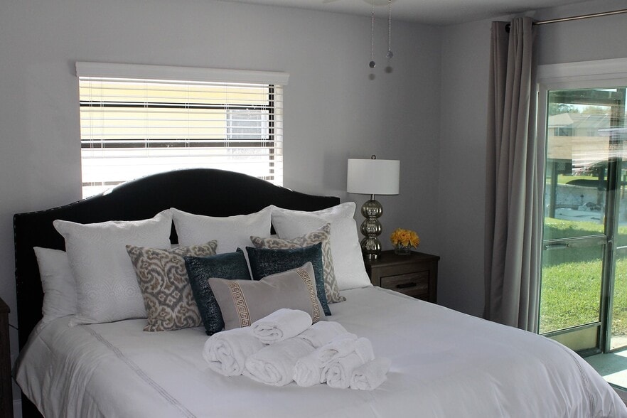 MASTER BEDROOM KING - 12 Clarendon Ct S