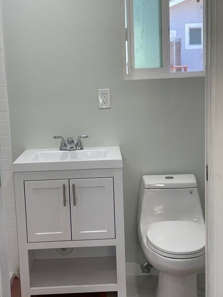 Building Photo - 2005 10th St