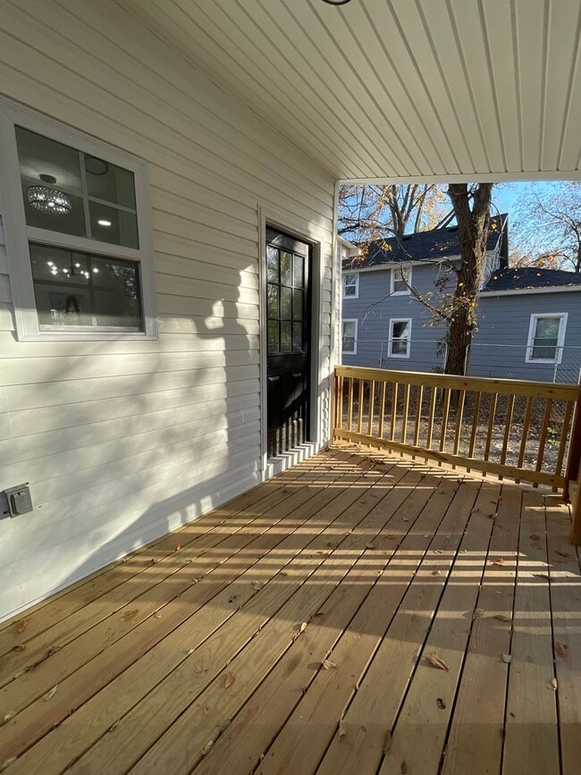 Building Photo - 409 State St