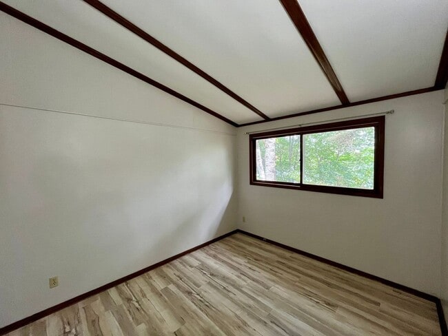 Building Photo - 3 Bed 1 Bath in Rhinelander on the water!