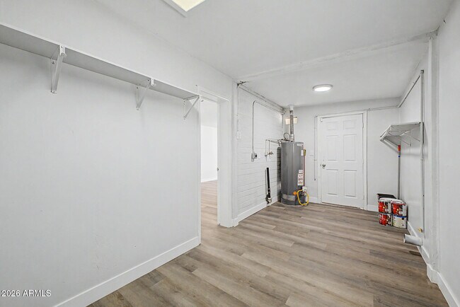 Building Photo - 4214 W Lewis Ave