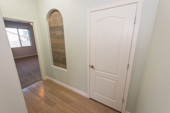 Building Photo - Gorgeous 4 Bedroom 2 Bathroom Home! Centra...