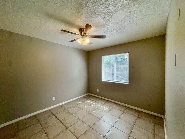 Building Photo - 2 bed 1 bath WTS included