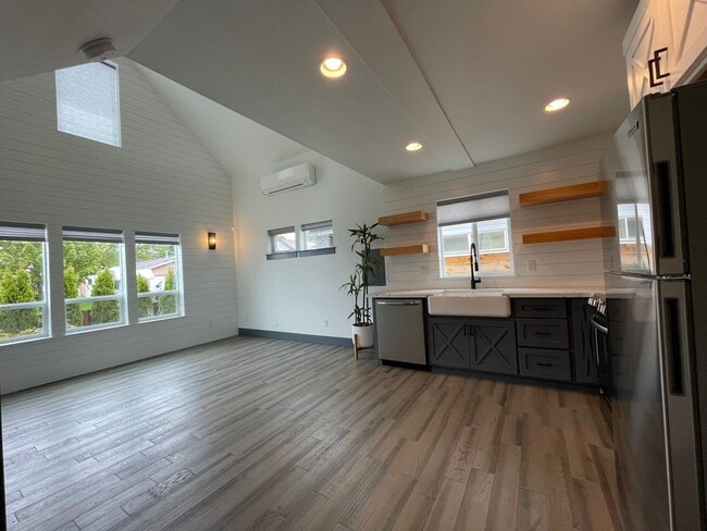 Building Photo - Charming 1Bed 1Bath Modern 2 Story Cottage with Fabulous Updates! Washer & Dryer Hook-ups!