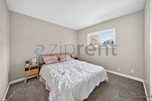 Building Photo - 353 S Heatherstone St