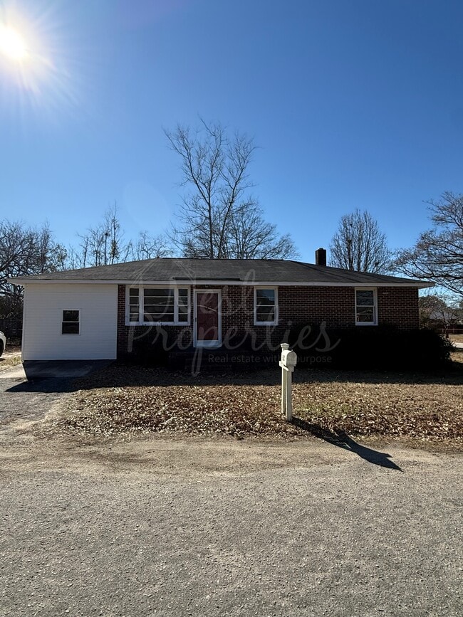 Building Photo - 921 Woodland Dr