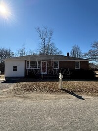 Building Photo - 921 Woodland Dr