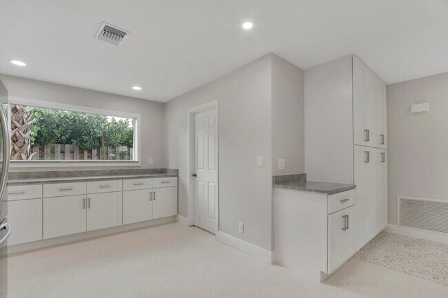 Building Photo - 732 Pelican Way