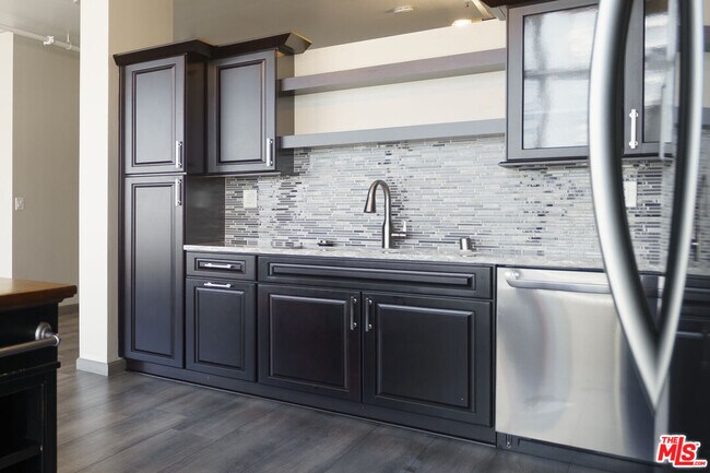 Building Photo - 1100 S Hope St