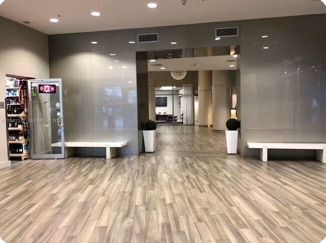 Building Photo - 1750 N Bayshore Dr